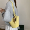 Sac seau jaune motif crocodile chic avec perles décoratives en bois et bandoulière - Jaune (Avec Charme de Perles en Bois)