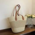 Handgeweven strooien draagtas met beige en bruine strepen en lederen handgrepen - Broken Wit