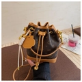 Detalle de bolso de cubo marrón con estampado floral, cordón y colgante de oso decorativo - Marrón