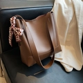 Borsa a secchiello marrone in pelle capiente con foulard a quadri e tracolla - Marrone