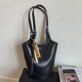 Sac seau noir motif crocodile avec bandoulière en perles ethniques sur fond neutre - Noir (Avec Pendentif en Perles)