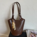 Sac seau marron foncé à motif crocodile avec un élégant pendentif à pampilles perlé - Café (Avec Pendentif en Perles)