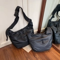 Deux sacs bandoulière en nylon noir de tailles différentes avec de larges bretelles - Grand / Noir