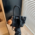 Sac seau chic noir mat avec charmant pendentif chien en peluche et poignées rondes - Noir avec pendentif