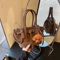 Sac seau femme marron foncé en simili daim avec breloque ours et bandoulière - Marron avec pendentif