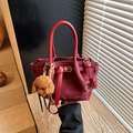 Petit sac seau bordeaux en daim avec pendentif chien en peluche et anses en cuir - Rouge avec Pendentif