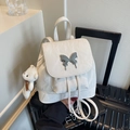 Zaino in pelle bianco crema con fibbia a farfalla argentata e ciondolo orso - Bianco Sporco
