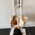 Sac seau en cuir blanc crème avec un mignon pendentif ours en peluche marron - Blanc avec pendentif