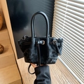 Sac seau chic en velours noir avec bandoulière réglable et détails métalliques - Noir sans Pendentif