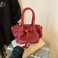Sac à main élégant en velours rouge foncé avec sangle sur fond de valise stylée - Rouge (Sans Pendentif)
