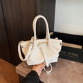 Sac seau chic en similicuir blanc avec texture plissée et détail de boucle élégant - Blanc Sans Pendentif