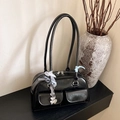 Glänzende schwarze Bowling-Tasche mit silbernen Reißverschlüssen und Herzanhänger - Schwarz