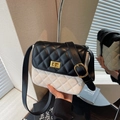 Chique gewatteerde crossbodytas in zwart en beige met een gouden draaisluiting en riem - Rijstwit Verticaal