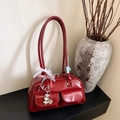 Retro burgunderrote Lackleder-Schultertasche mit weißen Spitzenschleifen und Herzanhänger - Ancorra Rot