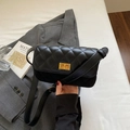 Klassieke zwarte gewatteerde crossbodytas met gouden draaisluiting en verstelbare riem - Zwart Horizontaal