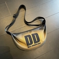 Borsa a mezzaluna in nylon bronzo dorato con scritta DD nera e tracolla regolabile - Cachi