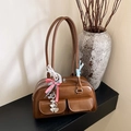 Braune Bowling-Tasche aus Kunstleder mit Fronttaschen und Herzanhänger auf Schwarz - Braun