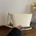 Sac seau blanc crème avec texture litchi et pendentif en forme de cœur argenté - Beige Avec Charme