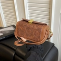 Borsa a scatola cilindrica marrone con goffratura floreale e dettagli dorati - Marrone