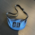 Borsa a tracolla a mezzaluna in nylon blu scuro con stampa logo DD e spallina larga - Blu