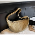Detalle de bolso croissant de lona caqui con costuras plisadas y correa ancha - Talla única / Caqui / Lona Color Caqui/beige Diseño De Media Luna Con Forma De Croissant Pliegues Acolchados Verticales Correa Ancha Para El Hombro Del Mismo Material Cierre De Cremallera.