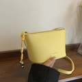 Sac seau minimaliste en cuir jaune à motif litchi avec logo et breloque en cœur - Jaune avec Pendentif