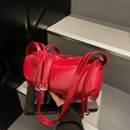Helrode cilindrische kussentas van glanzend kunstleer met zilveren hardware - Rood