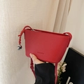 Petit sac seau rouge à motif litchi avec imprimé mode et pendentif cœur - Rouge avec Pendentif