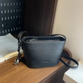 Petit sac seau en cuir noir grainé avec breloque argentée et inscription tendance - Noir avec pendentif