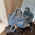 Vielseitige hellblaue Jeans-Einkaufstasche mit praktischem Multi-Taschen-Design und Trägern - Hellblau
