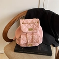 Sac à dos seau rose matelassé avec sangles en chaîne dorée et fermoirs rotatifs - Rose