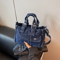 Vintage-Handtasche aus dunkelblauem Denim mit weißen Nähten und silbernen Schnallendetails - Dunkelblau