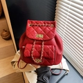 Sac à dos seau en cuir matelassé rouge chic avec chaîne dorée et fermoir rotatif - Rouge