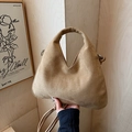 Bolso bandolera de ante caqui con un diseño geométrico triangular minimalista - Caqui