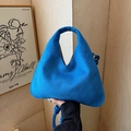 Bolso de hombro minimalista en ante azul Klein con diseño en V y nudo lateral - Azul