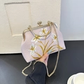 Sac à main Cheongsam rose avec broderie de lys blanc et chaîne en métal doré élégant - Rose