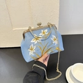 Sac à main cheongsam bleu clair élégant avec broderie de lys blanc et chaîne dorée - Bleu