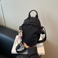 Bolso bandolera pequeño de nailon negro con colgante colorido y bolsillo delantero - Con Colgante / Negro