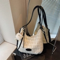 Beige tweed hobo schoudertas met gouden stiksels en pluche monster bedeltje detail - Wit Tweed Ruitje (GE-8622) / Wit