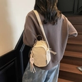 Bolso bandolera beige minimalista con correa ancha y borla decorativa elegante - Con Colgante / Blanco Roto