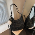 Zwarte tweed shopper met gouddraad en witte schapenhanger gepresenteerd in een spiegel - Zwart Tweed Gouddraad (GE-8622) / Effen Zwart