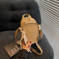 Bolso bandolera pequeño de nailon caqui con hebillas blancas y detalles de cuerda tejida - Con Colgante / Caqui