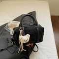 Sac Boston noir à texture nuage, poignées en cuir et breloque ours en peluche - Noir
