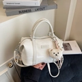 Sac à main Boston blanc en cuir synthétique brillant avec bandoulière et porte-clés ours - Blanc Cassé
