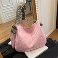 Sac fourre-tout matelassé rose avec sangle rayée noir et blanc et anneau en métal - Rose