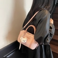 Sac à main Boston rose avec breloque ours et écharpe à pois pour un portage décontracté - Rose