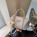 Sac Boston gris argenté avec texture, breloque d'ours et bandoulière réglable - Argenté