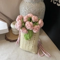 Mini handgebreide beige crossbodytas met roze gehaakte bloemdetails en roze schouderriem - Beige met Roze