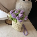 Crèmekleurig gebreid mini-telefoontasje met paarse gehaakte bloem en een schouderriem - Beige met Paars