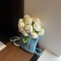Handgemaakte lichtblauwe gehaakte mini crossbody tas met witte roos en bladaccenten - Blauw met Wit